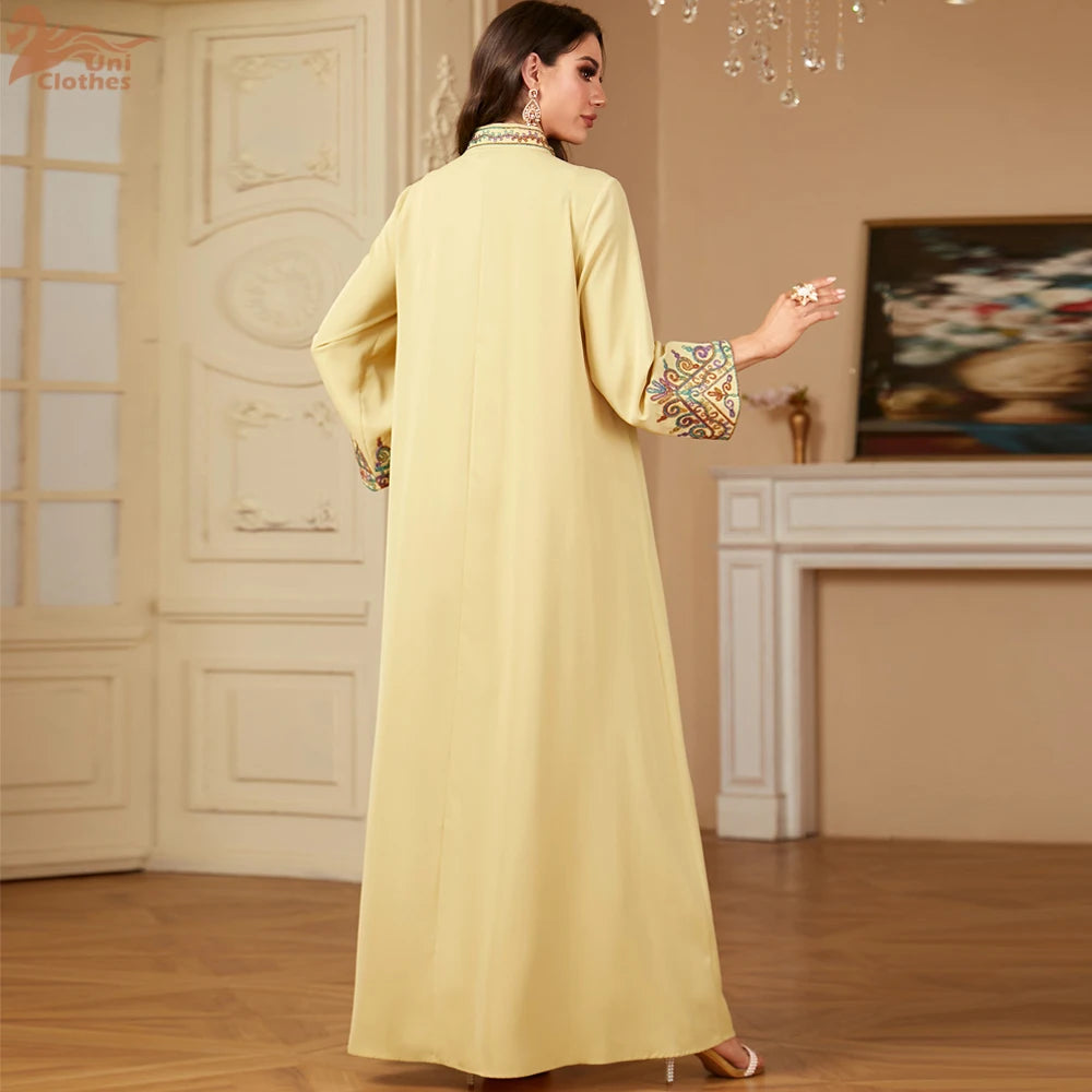 Abaya longue à col en V et broderies unies