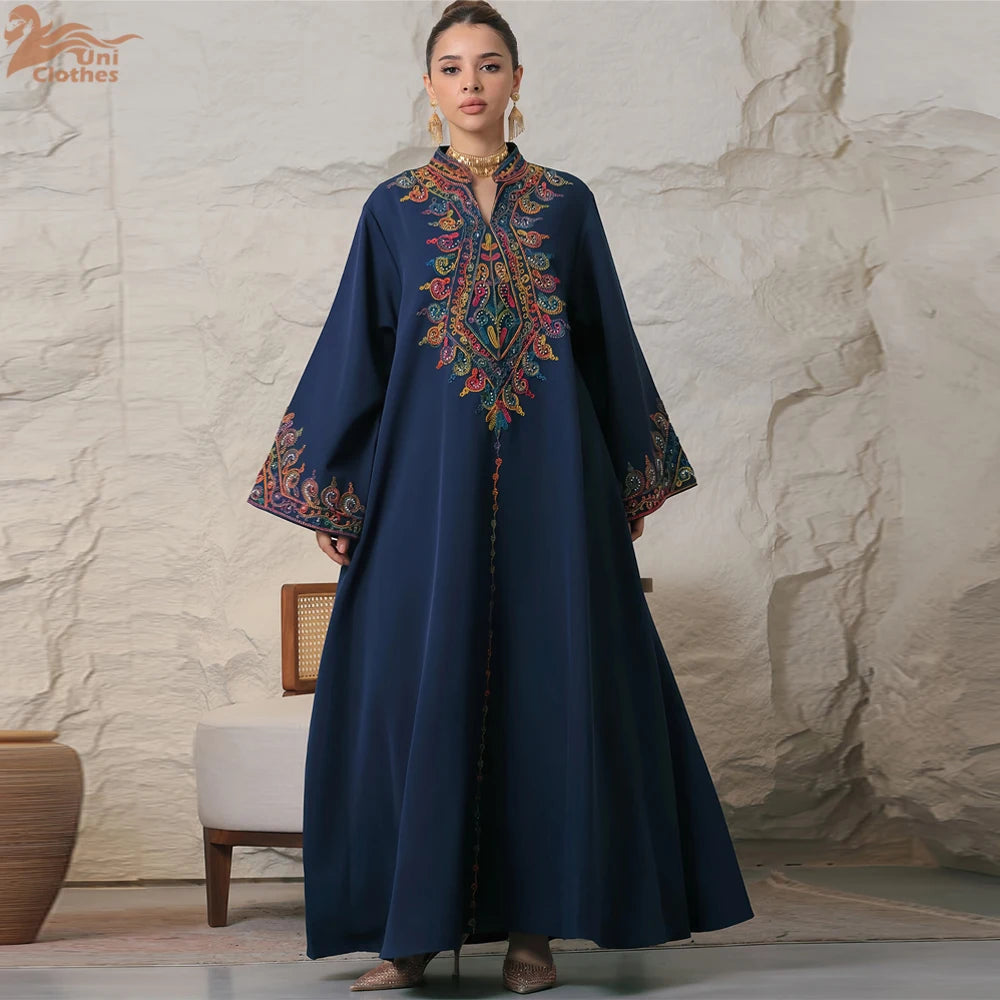 Abaya longue à col en V et broderies unies